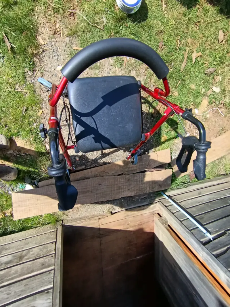 Andador de aluminio rojo con frenos y asiento - 3