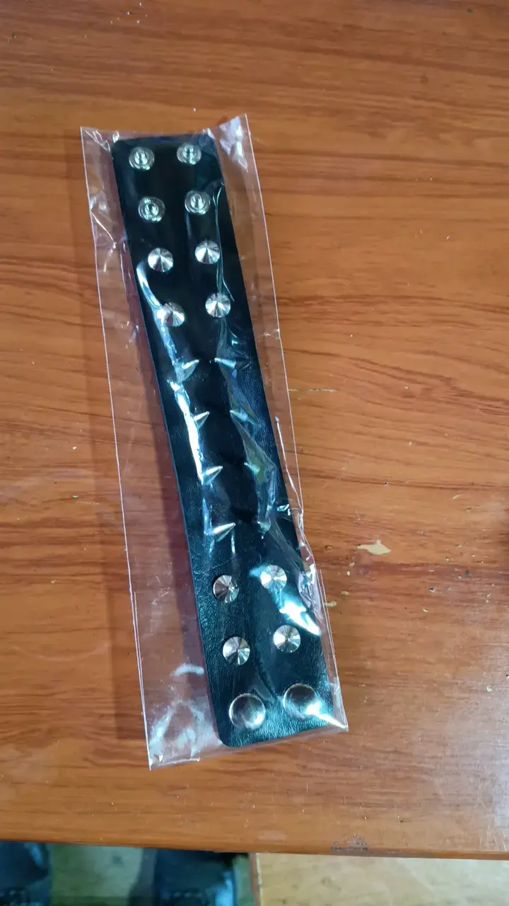 Pulsera de cuero con tachas metálicas