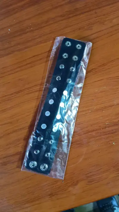 Pulsera de cuero con tachas metálicas - miniatura 2
