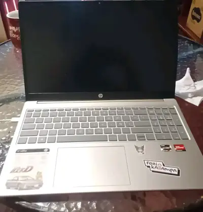 Laptop HP con pantalla grande y teclado completo - miniatura 1