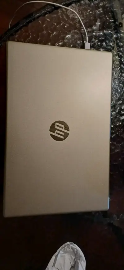 Laptop HP con pantalla grande y teclado completo - miniatura 2