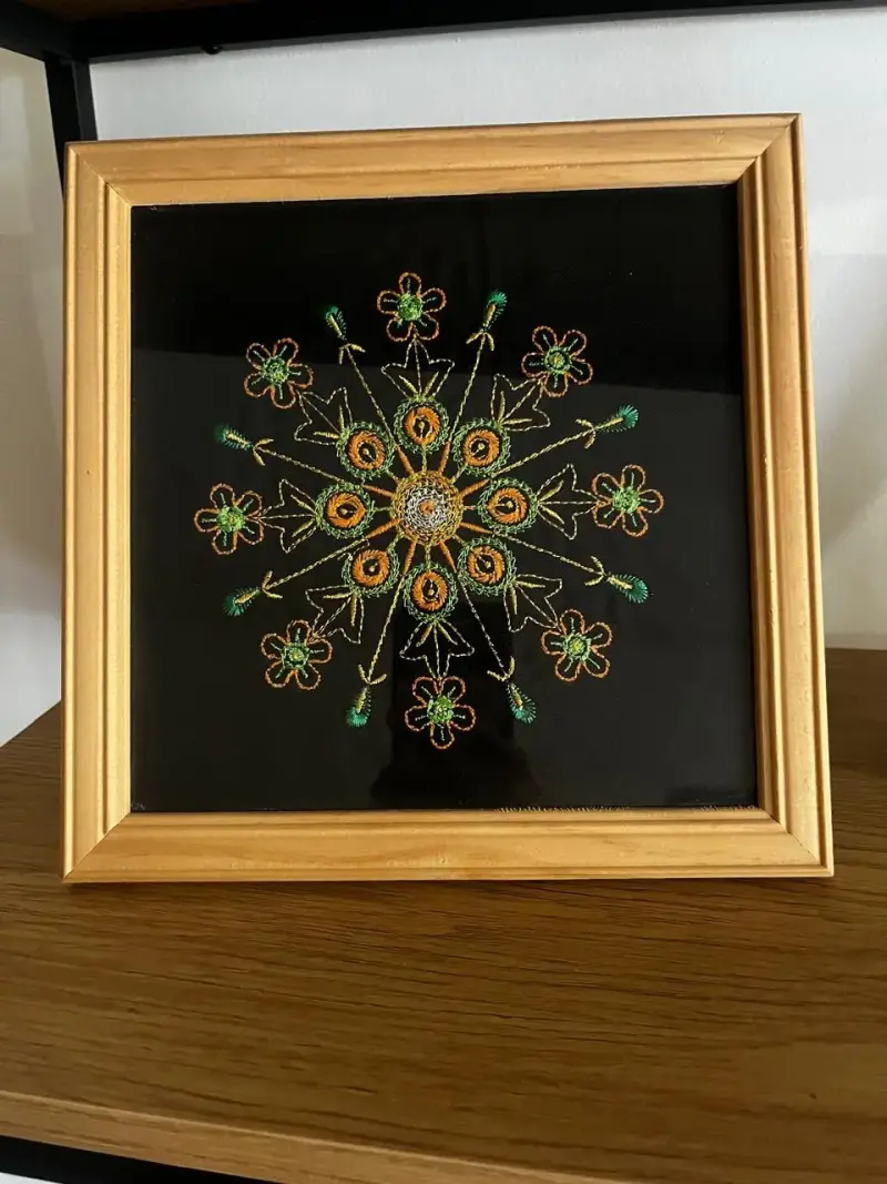 Cuadro decorativo bordado marco de madera