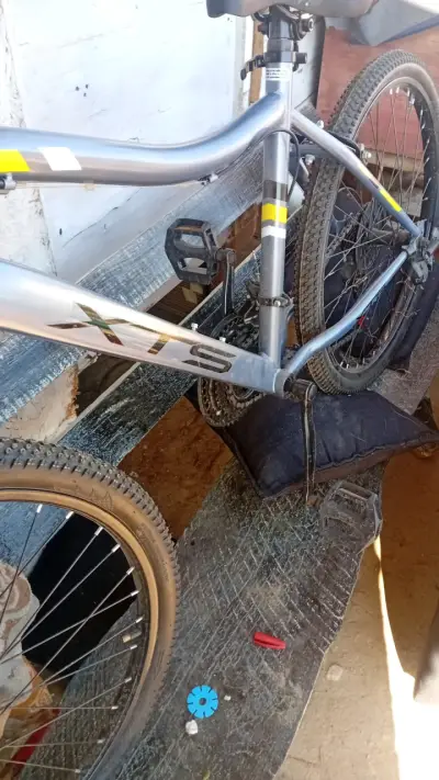 Bicicleta de montaña gris con frenos Shimano - miniatura 4