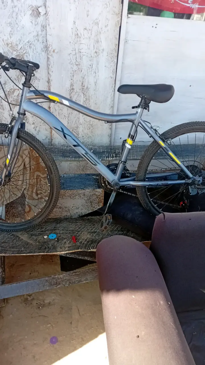 Bicicleta de montaña gris con frenos Shimano - 5