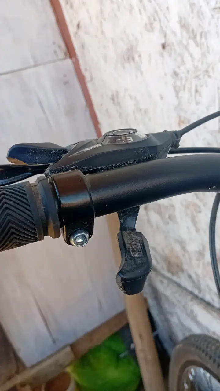 Bicicleta de montaña gris con frenos Shimano - 6