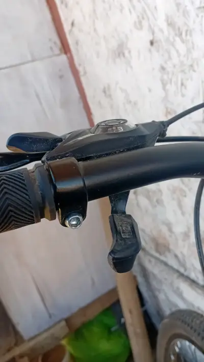 Bicicleta de montaña gris con frenos Shimano - miniatura 6