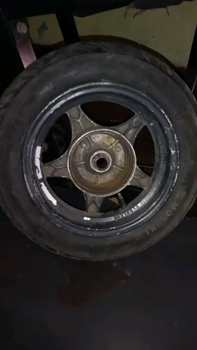 Rueda de motocicleta usada con llanta aro 10 - miniatura 1