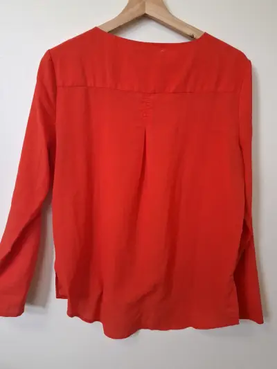Blusa naranja de mujer con detalles en hombros - miniatura 3