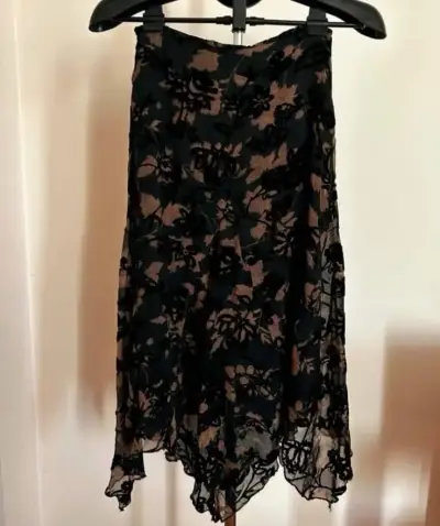 Falda umbrale negra con encaje floral xs - miniatura 1