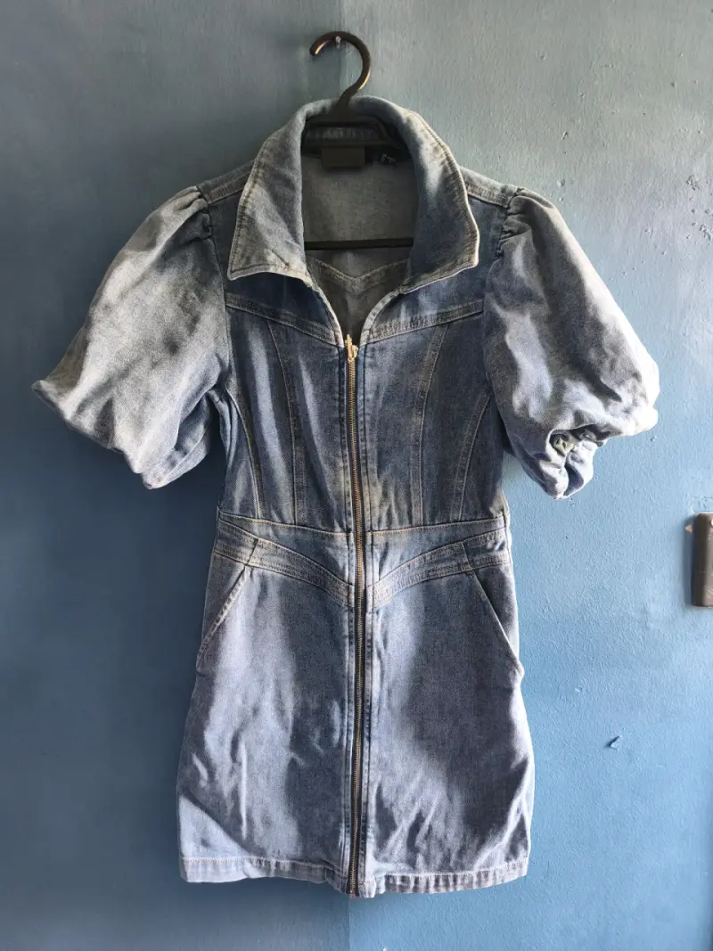 Vestido de mezclilla con mangas abullonadas - 1