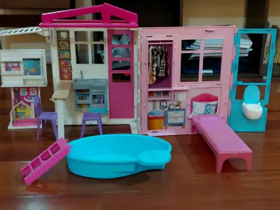 Casa de muñecas plegable con piscina y muebles - miniatura 1