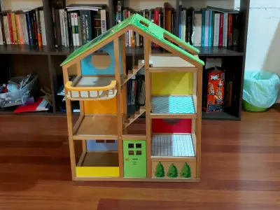 Casa de muñecas de madera con muebles - miniatura 1