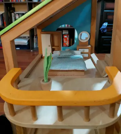 Casa de muñecas de madera con muebles - miniatura 2