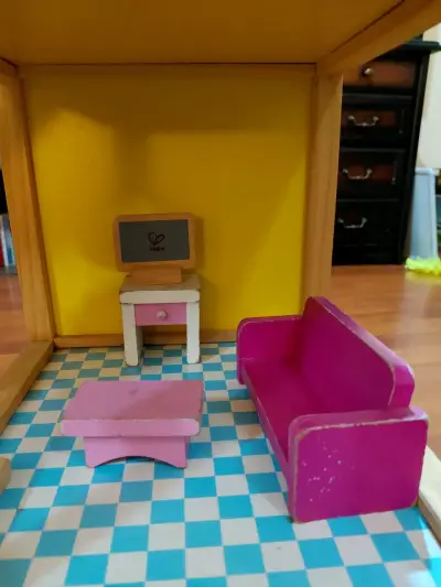 Casa de muñecas de madera con muebles - miniatura 4