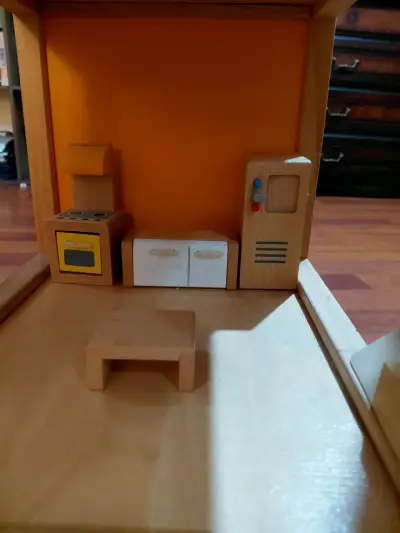 Casa de muñecas de madera con muebles - miniatura 5