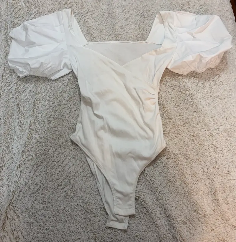 Body blanco con mangas abullonadas talla S - 1