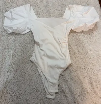 Body blanco con mangas abullonadas talla S - miniatura 1