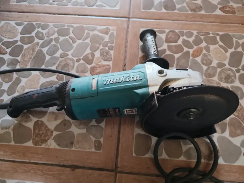 Esmeril angular Makita GA7082 - 2