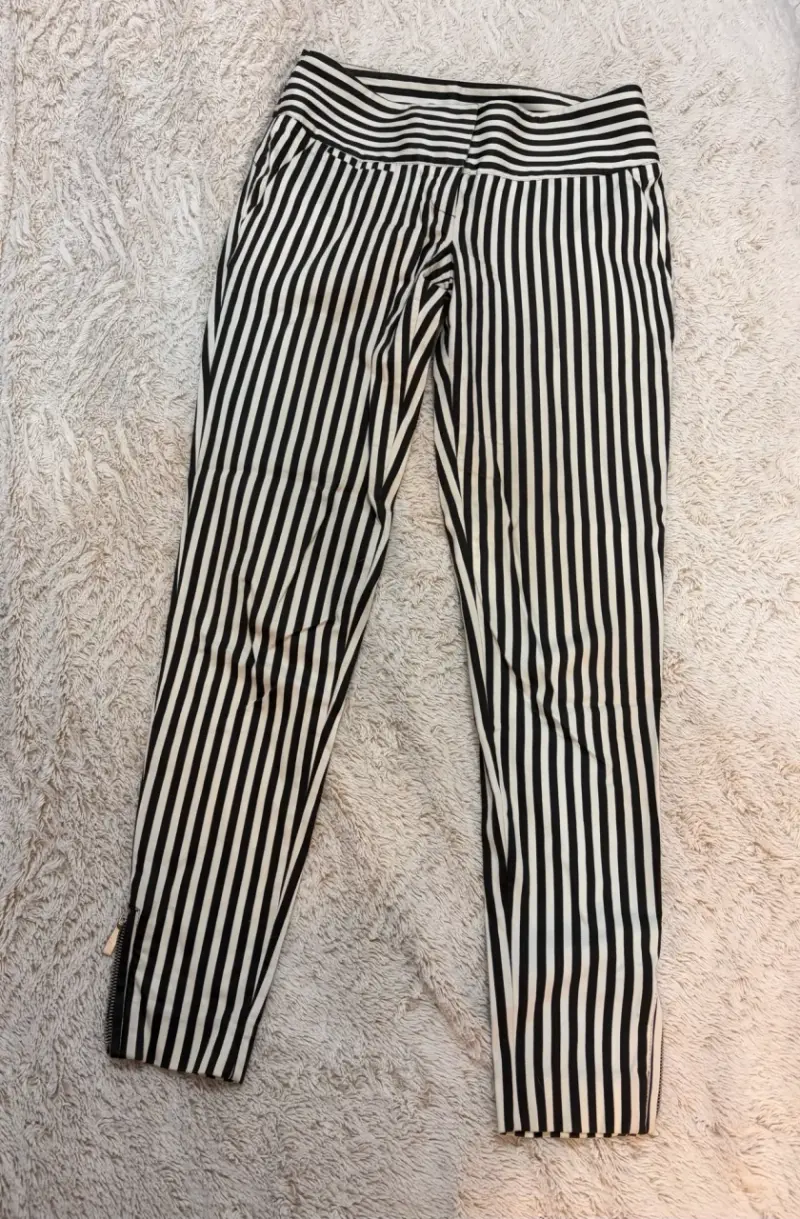 Pantalón a rayas blanco y negro con cierre - 1