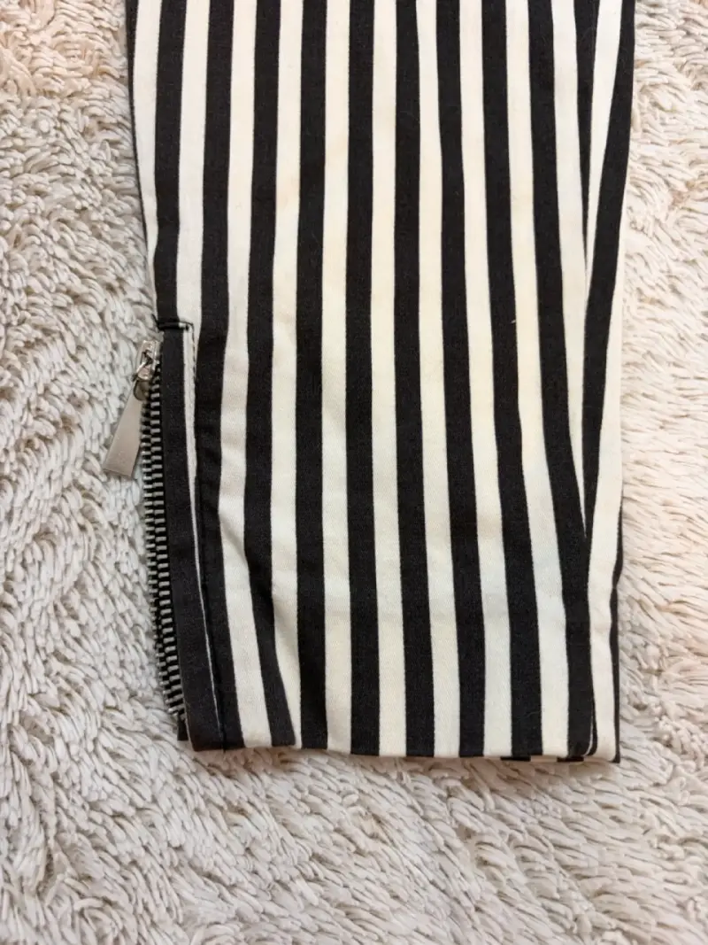Pantalón a rayas blanco y negro con cierre - 3