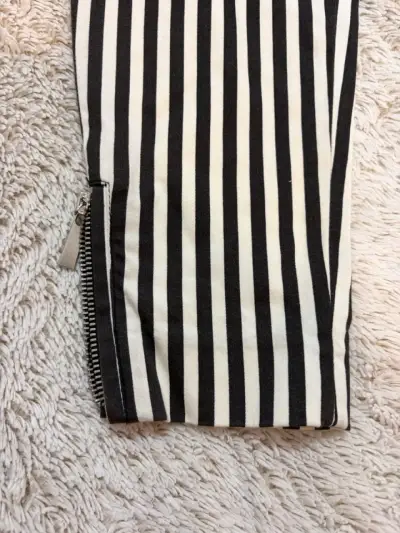 Pantalón a rayas blanco y negro con cierre - miniatura 3