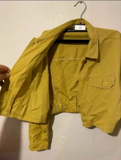 Chaqueta corta amarilla para mujer - miniatura 2