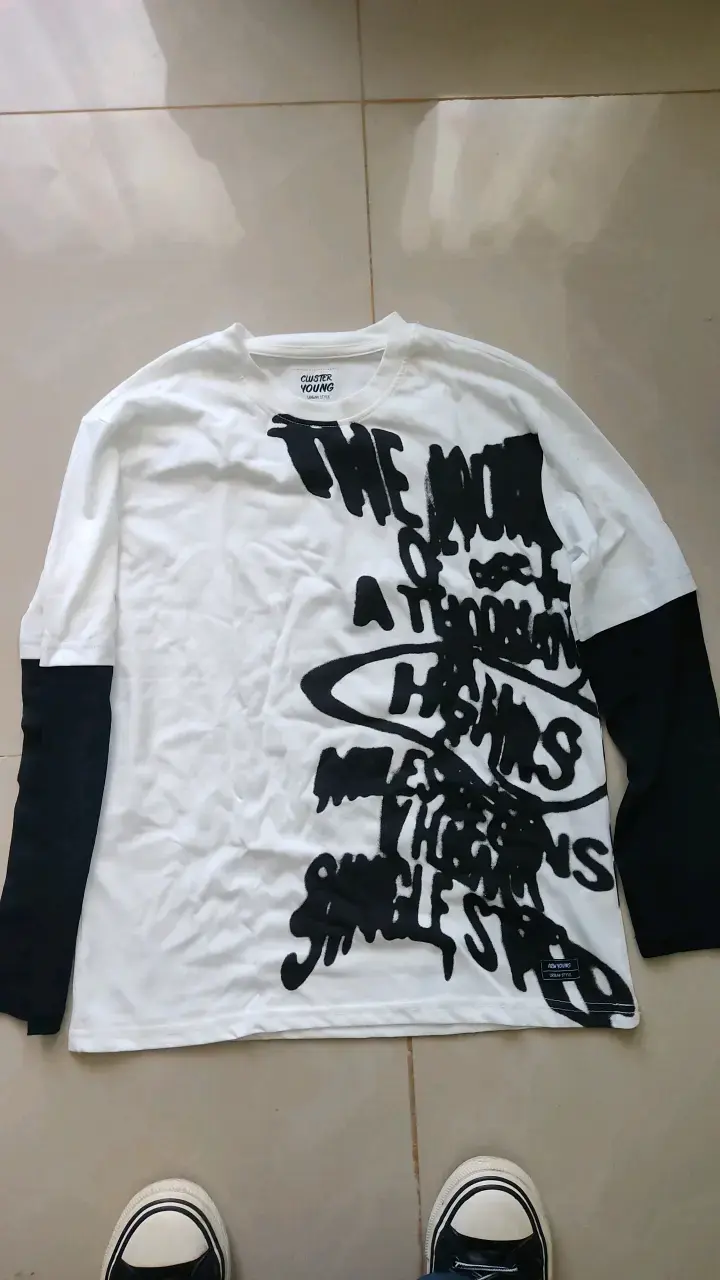 Polera manga larga blanca con diseño gráfico Y2k