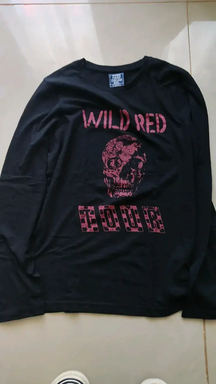 Polera negra con diseño de calavera