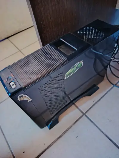Computador de escritorio con monitor y mouse gamer - miniatura 1