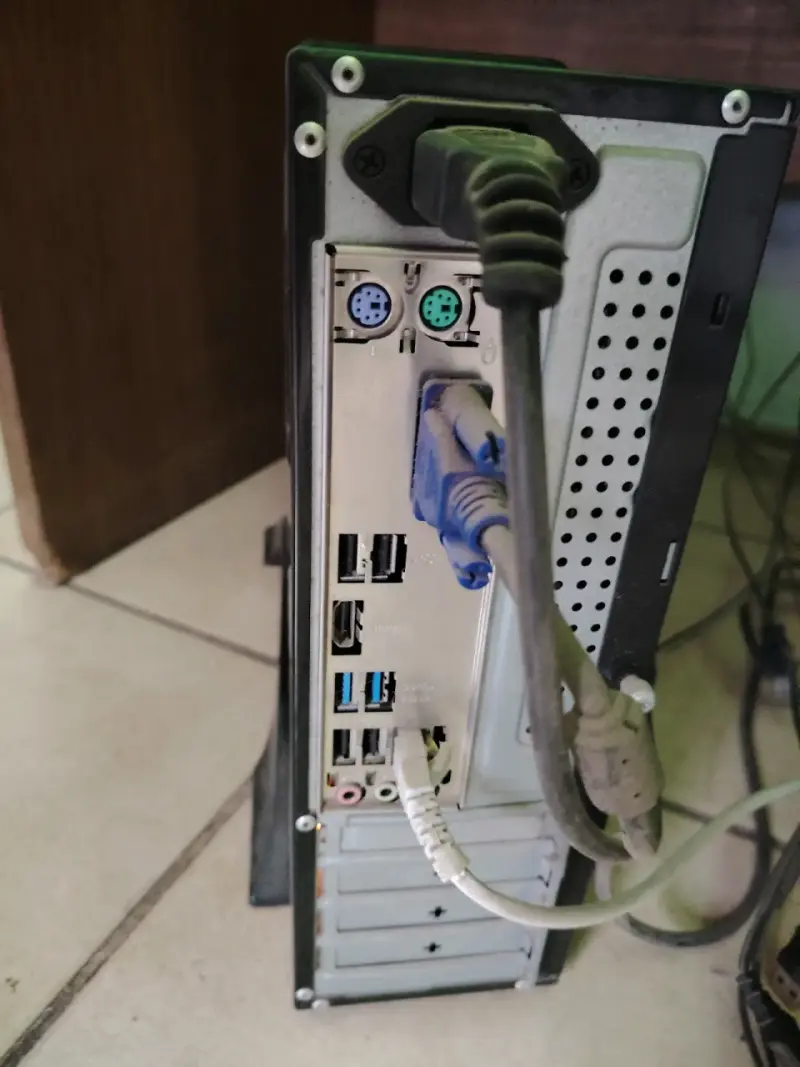 Computador de escritorio con monitor y mouse gamer - 2