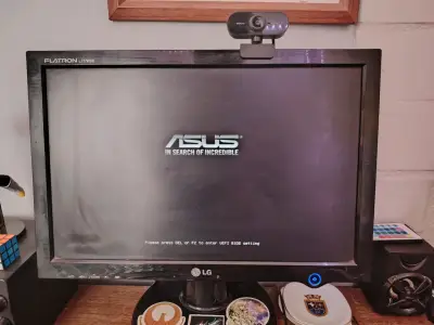 Computador de escritorio con monitor y mouse gamer - miniatura 3