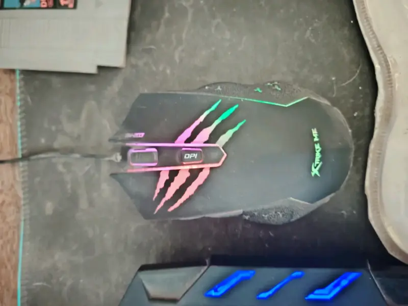 Computador de escritorio con monitor y mouse gamer - 4