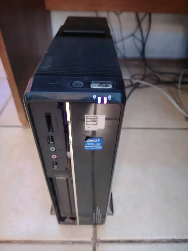 Computador de escritorio con monitor y mouse gamer - 5