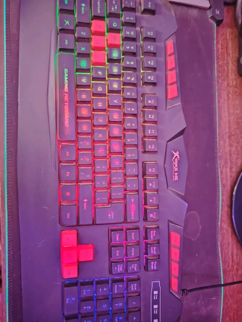 Computador de escritorio con monitor y mouse gamer - 6