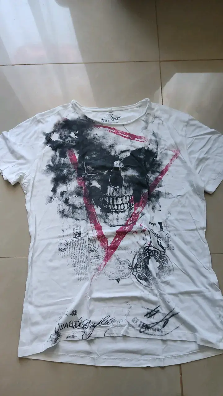 Polera blanca con diseño de calavera Key Largo y2k