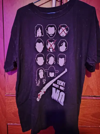 Polera negra con diseño gráfico de personajes - miniatura 1