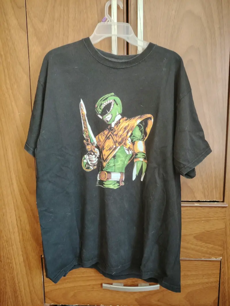 Polera negra con diseño gráfico de personajes - 2
