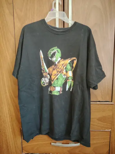 Polera negra con diseño gráfico de personajes - miniatura 2