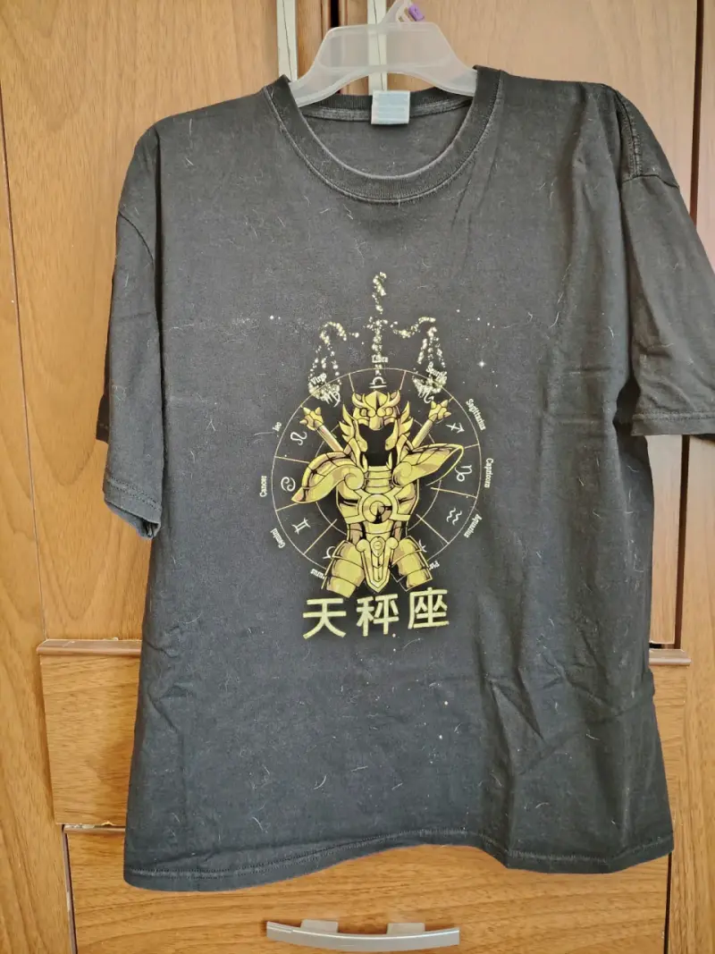 Polera negra con diseño gráfico de personajes - 3