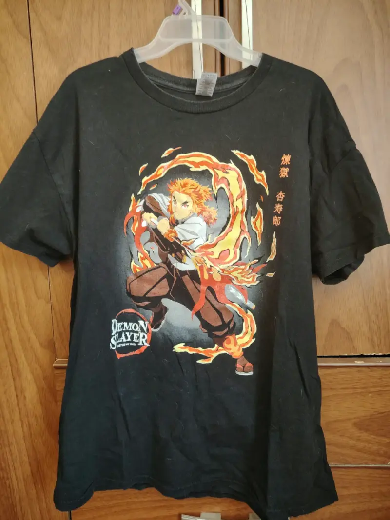 Polera negra con diseño gráfico de personajes - 4