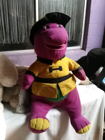 Peluche Barney con traje de bombero - miniatura 1