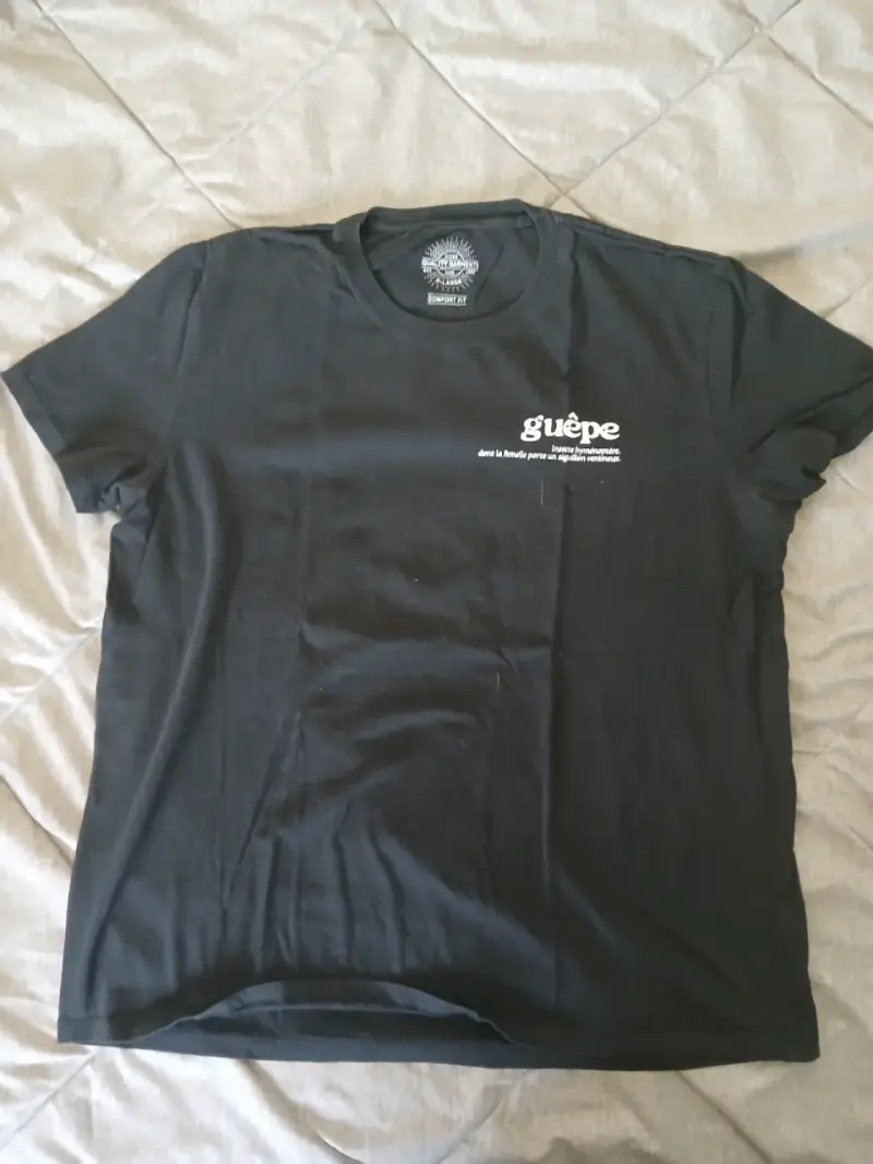 Polera negra con diseño gráfico Guêpe - 1