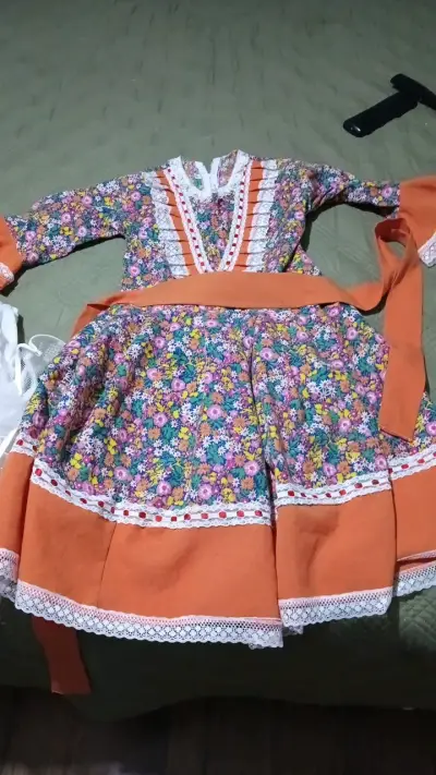 Vestido típico floral con encaje y enagua - miniatura 1