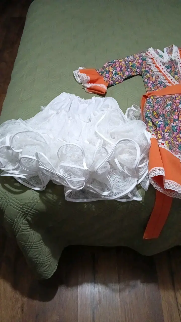 Vestido típico floral con encaje y enagua - 2