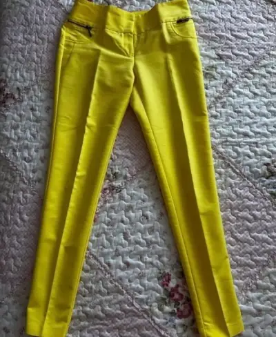 Pantalones amarillos con cierre decorativo talla38 - miniatura 1