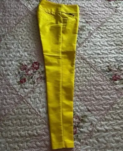 Pantalones amarillos con cierre decorativo talla38 - miniatura 2