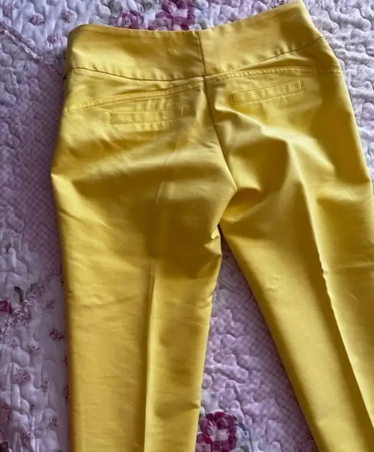 Pantalones amarillos con cierre decorativo talla38 - 3