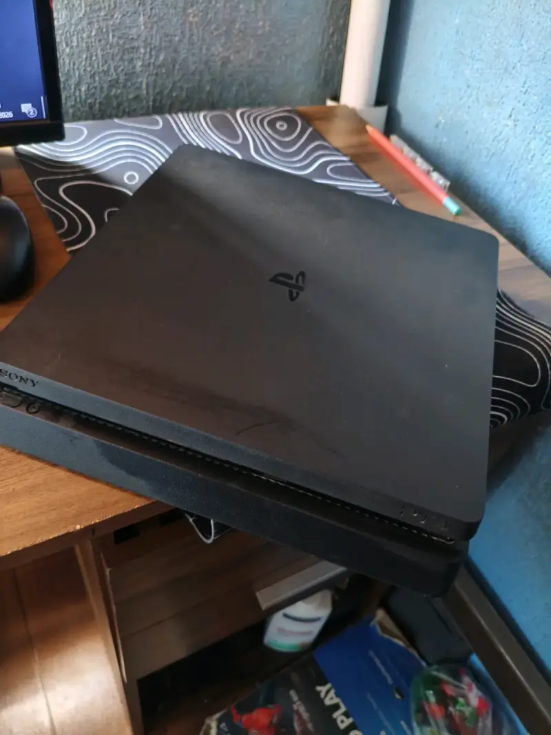 Consola PlayStation 4 Slim en buen estado - 1
