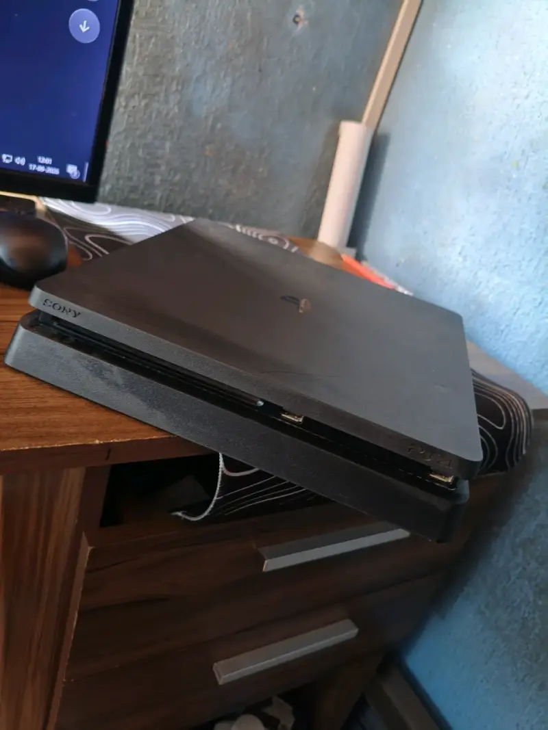 Consola PlayStation 4 Slim en buen estado - 2