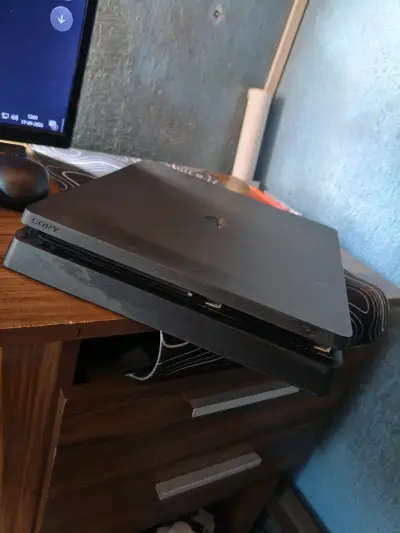 Consola PlayStation 4 Slim en buen estado - miniatura 2